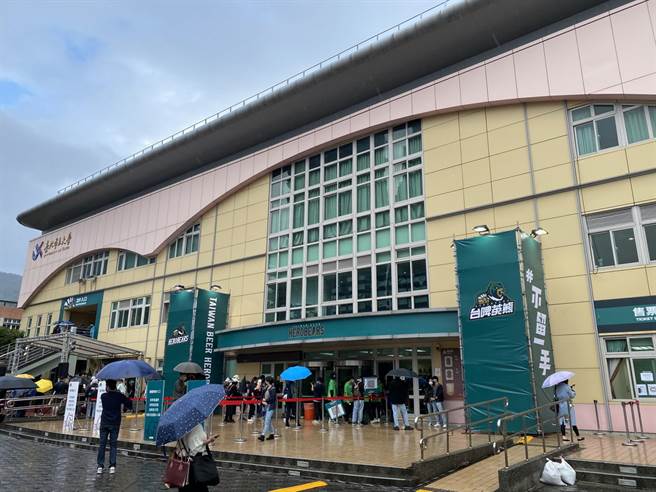 受到雨勢影響，台北市大天母校區體育館場外人潮並不多。(黃及人攝)