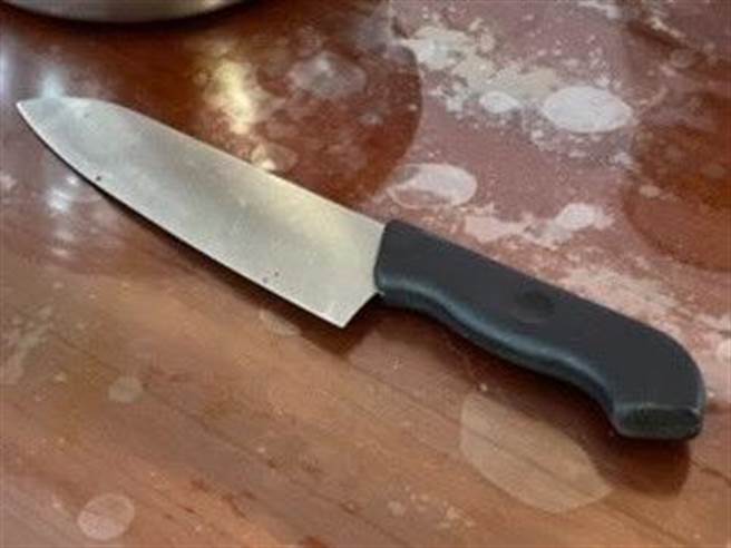 桃园市69岁熊姓妇女，平常与李姓弟媳不睦，今年9月底因为谁要洗碗发生争执，熊竟将盐酸泼在地上，还拿水果刀砍弟媳头部5刀。（翻摄照片）