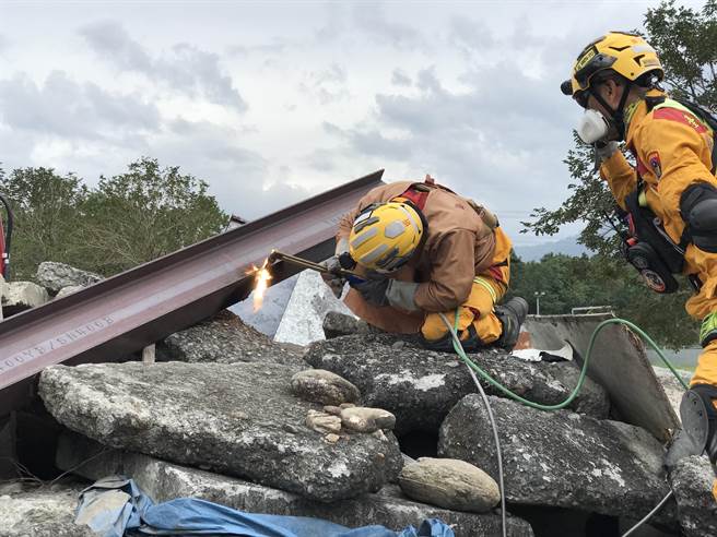 搜救队员至各站拟真灾害现场，针对倒塌建筑物进行局限空间人命搜索、救援、支撑作业、医疗、倒塌建物评估等，搜救出受困者。(翻摄照片／林郁平台北报导）