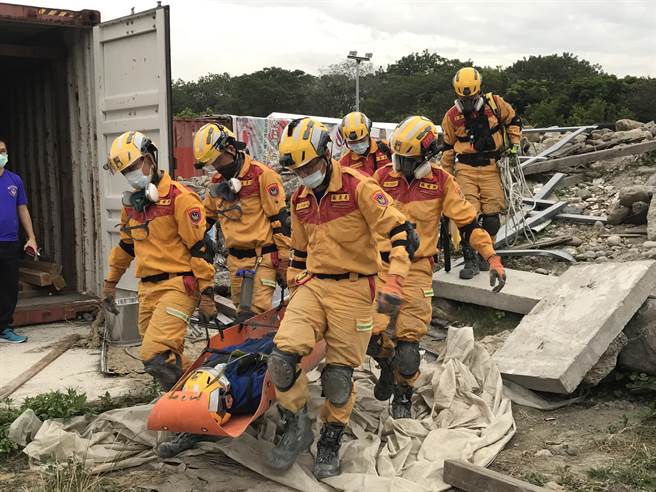 搜救队员至各站拟真灾害现场，针对倒塌建筑物进行局限空间人命搜索、救援、支撑作业、医疗、倒塌建物评估等，搜救出受困者。(翻摄照片／林郁平台北报导）