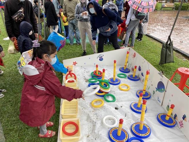 永和區公所舉辦親子童樂會，許多家長帶小孩到場遊玩。（永和區公所提供）