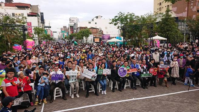 街头艺术节开幕，5000人挤爆河乐广场。（程炳璋摄）