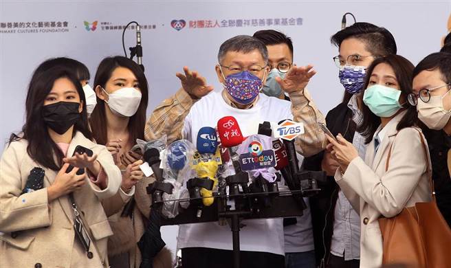 台北市長柯文哲（左三）27日在「謝謝你做好事-愛護大安森林公園一起關心自然生態」開幕活動受訪。（范揚光攝）