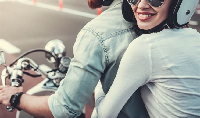 男网友骑机车载G奶妹时，对方却不断将重心往前，一对傲人胸器紧贴在他的后背，让他整路心不在焉。（示意图／达志影像）