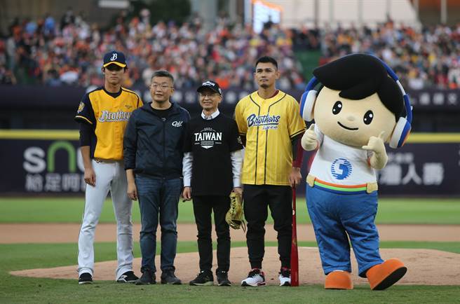 中信兄弟张志豪（右二）担任台湾大赛G1赛前开球打击嘉宾。（黄国峰摄）