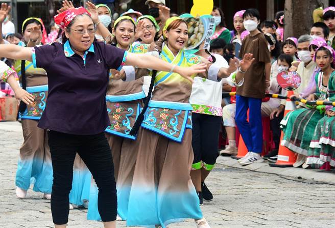 台东好米收冬祭最终场，今天在铁花新聚落登场，各社区团体同场飙舞技。（庄哲权摄）