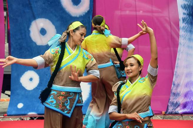 台东好米收冬祭最终场，今天在铁花新聚落登场，各社区团体同场飙舞技。（庄哲权摄）