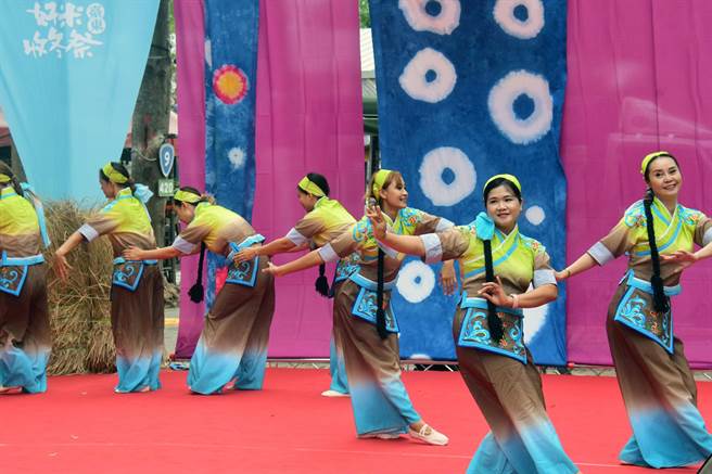 台东好米收冬祭最终场，今天在铁花新聚落登场，各社区团体同场飙舞技。（庄哲权摄）