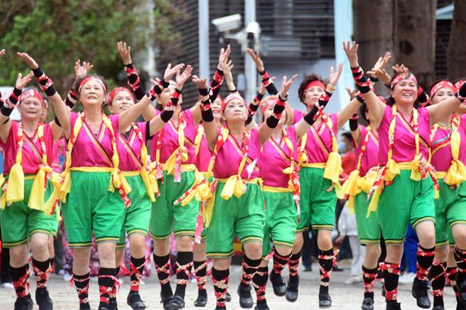 台东好米收冬祭最终场，今天在铁花新聚落登场，各社区团体同场飙舞技。（庄哲权摄）