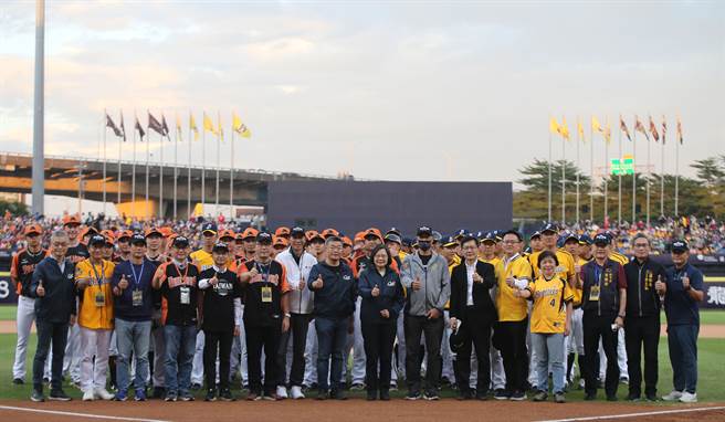 总统蔡英文（中）前来观看中职台湾大赛G1，赛前与两队合影。（黄国峰摄）