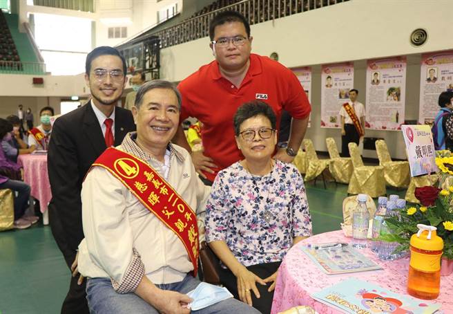 戴明熙（左）獲選慈暉父親，太太侯月梅（右）與兒子都陪伴他受獎 。（廖素慧攝）