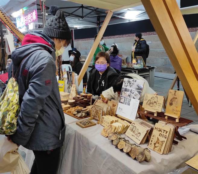 金門金城鎮「浦揪新創市集」一連3天在後浦小鎮的十六藝文特區登場，琳瑯滿目的攤位和文創商品，吸引當地鄉親和遊客尋寶。（李金生攝）