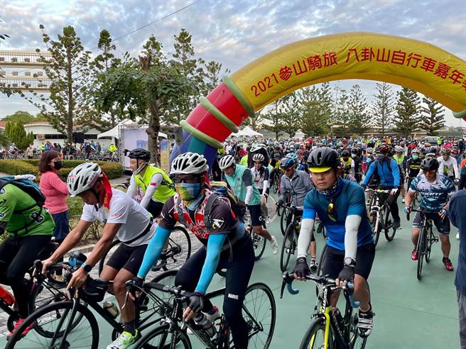 八卦山自行车嘉年华500车友开骑。（参山国家风景区管理处提供／吴敏菁彰化传真）