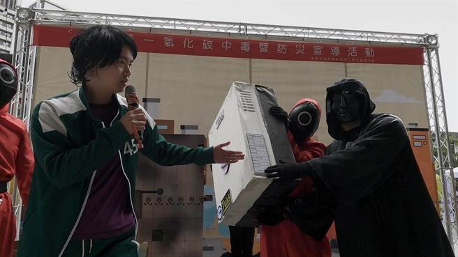 桃园市消防局第二大队今日下午于青埔A19环球购物中心举办防范一氧化碳中毒宣导，还结合鱿鱼游戏闯关。（消防提供）