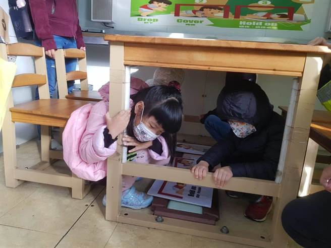 桃园市消防局第二大队今日下午于青埔A19环球购物中心举办防范一氧化碳中毒宣导，还结合鱿鱼游戏闯关。（消防提供）