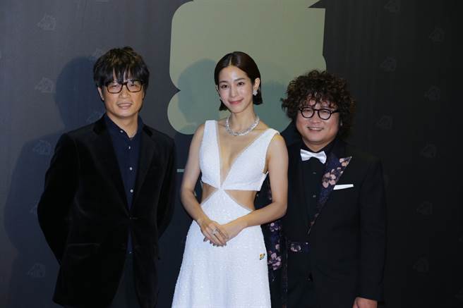 温贞菱与纳豆、《不想一个人》剧组一起走红毯。（图／廖映翔摄影）