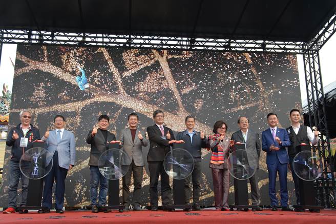 北埔乡长庄明增（左起）、新竹县长杨文科、立委林思铭、林为洲，及客家委员会主委杨长镇、文化部长李永得、公共广播电视集团董事长陈郁秀、立委柯建铭、新竹市长林智坚、行政院顾问郑朝方，27日于新竹县北埔乡慈天宫前，出席「茶金」特映会。（庄旻静摄）