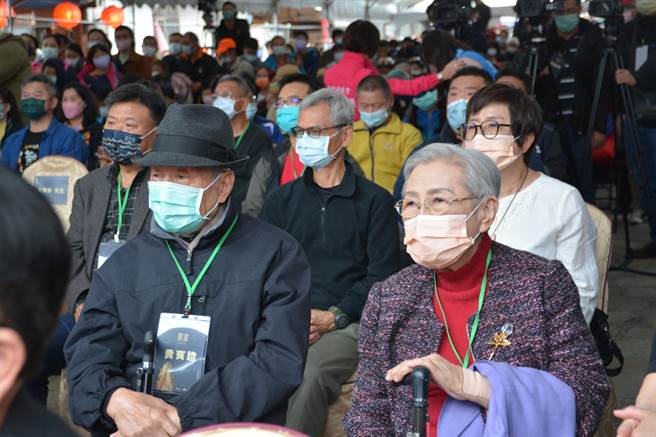 「茶金」改编自新竹县北埔乡具有「茶虎」之名的姜阿新故事，姜阿新的女儿姜丽芝（右）、女婿廖运潘（左）均出席特映会，廖运庆写作「茶金岁月」一书，也记载姜阿新家族的的故事、其所创办的永光公司的兴衰。（庄旻静摄）