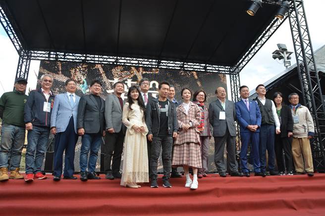 茶金剧组主要演员27日前往新竹县北埔乡慈天宫前，出席特映会。（庄旻静摄）