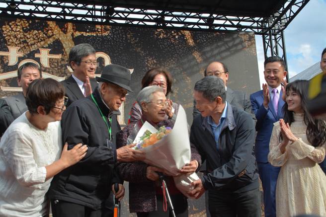 文化部长李永得（前排右二）献花给姜阿新的女儿姜丽芝（前排左三），写作「茶金岁月」、亦是「茶金」剧本原型的廖运潘（前排左二）、编撰「茶金岁月」一书的廖惠庆均出席特映会。（庄旻静摄）