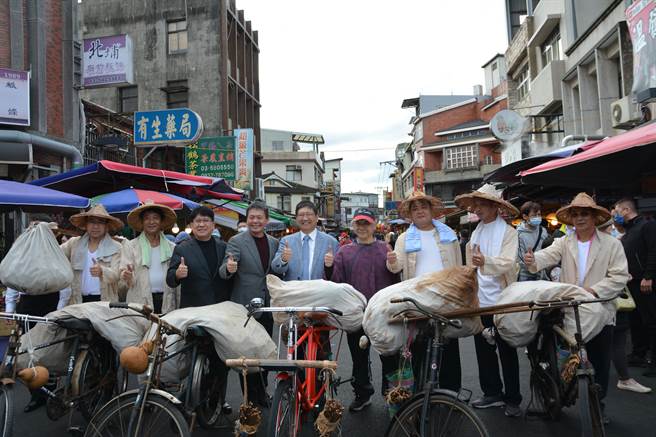 新竹县长杨文科（中）出席「茶金」特映会，推荐剧迷可走访北埔乡等剧集拍摄背景。（庄旻静摄）
