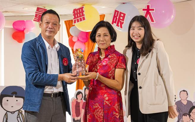 高雄市寄養家庭授證暨表揚典禮27日舉行，由市府副祕書長張家興頒發30年資深寄養家庭給陳秀貞女士（中）。（林瑞益攝）