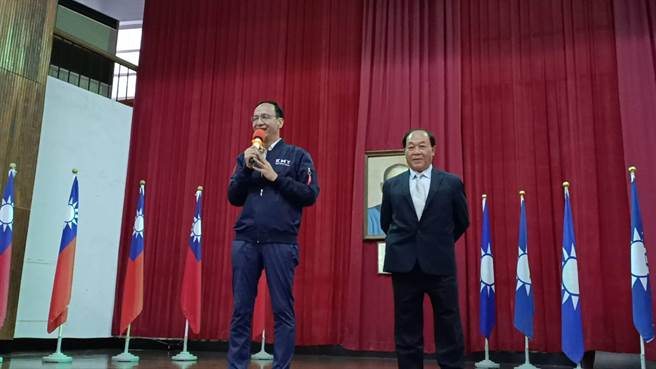 国民党主席朱立伦（左）27日到台南市为市党部新任主委林进旺（右）布达，并宣讲公投四个都同意。（张毓翎摄）