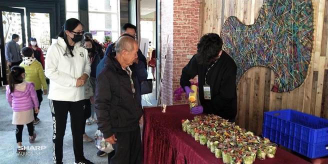 金門縣畜產試驗所主辦的酒槽牛肉推廣園遊會，吸引鄉親排隊品嘗好口味。（金門縣畜試所提供）