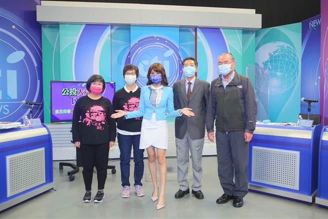 中天新聞27日企畫「公投大辯論 民意大平台」YouTube直播節目，首先登場的「珍愛藻礁」辯論會，由中天主播李珮瑄（中）主持，正方代表為律師蔡雅瀅（左起）、民眾黨立委蔡壁如，反方代表則為台灣環保聯盟會長劉志堅、前台灣環境保護聯盟副會長楊木火，雙方會前合影。（張鎧乙攝）