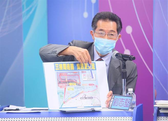 中天新聞27日企畫「公投大辯論 民意大平台」YouTube直播節目，首先登場的「珍愛藻礁」辯論會，反方代表由台灣環保聯盟會長劉志堅（如圖）等人出席。（張鎧乙攝）