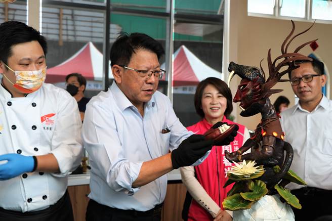 「屏東可可‧台灣巧克力節」27日在屏東可可園區盛大登場，為期9天的巧克力盛宴匯集超過20家屏東可可品牌市集展售。（謝佳潾攝）