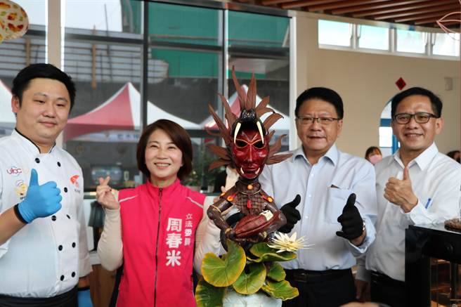 「屏東可可‧台灣巧克力節」27日在屏東可可園區盛大登場，為期9天的巧克力盛宴匯集超過20家屏東可可品牌市集展售。（謝佳潾攝）