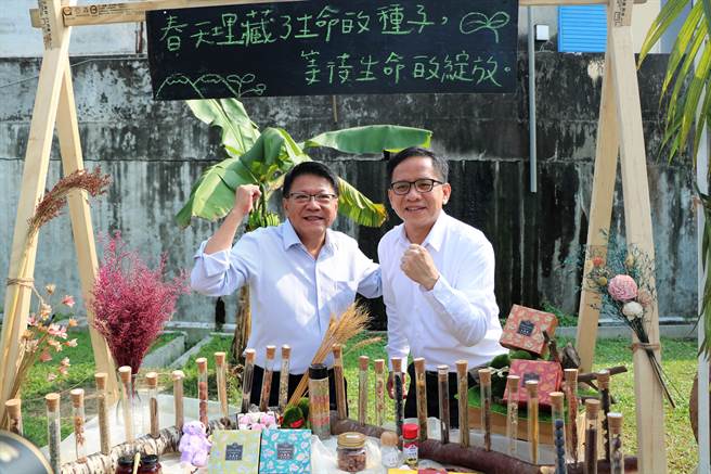 「屏東可可‧台灣巧克力節」27日在屏東可可園區盛大登場，為期9天的巧克力盛宴匯集超過20家屏東可可品牌市集展售。（謝佳潾攝）