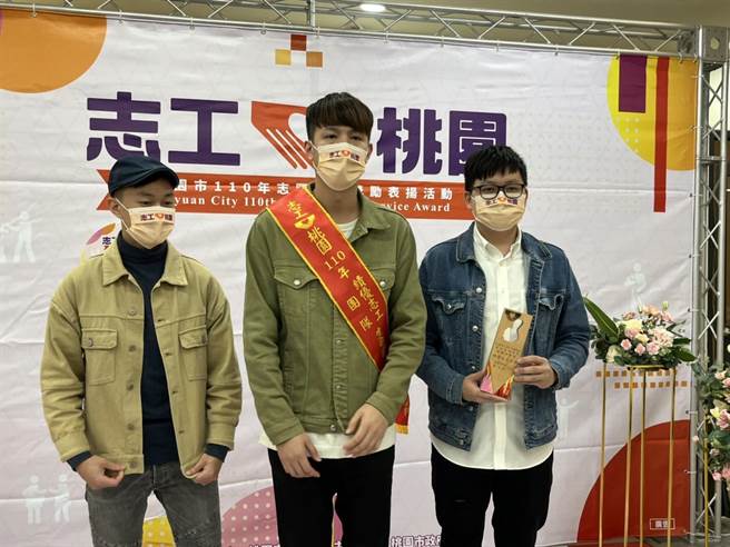 績優志工團隊生命樹青年志工服務隊，因應疫情推動線上服務活動，號召在地青年利用寒暑假及課餘時間投入社區服務。（陳夢茹攝）