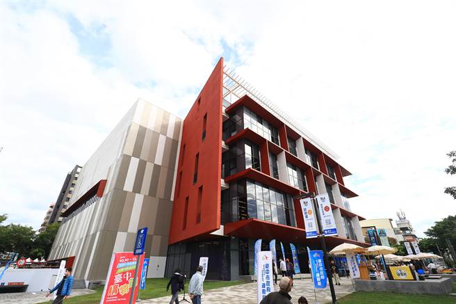 斥资近5亿元打造的台中潭子国民暨儿童运动中心正式启用。（王文吉摄）