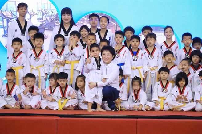 台中潭子国民暨儿童运动中心正式启用，市长卢秀燕与跆拳道学员开心合影。（王文吉摄）