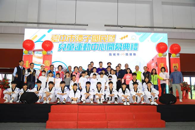 台中潭子国民暨儿童运动中心正式启用，市长卢秀燕与跆拳道学员开心合影。（王文吉摄）