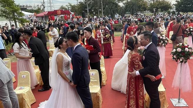 台中市市民暨公教人員聯合婚禮27日在大肚「磺溪書院」舉行，60對新人在古色古香的百年書院結婚，現場喜氣洋洋。（陳淑芬攝）