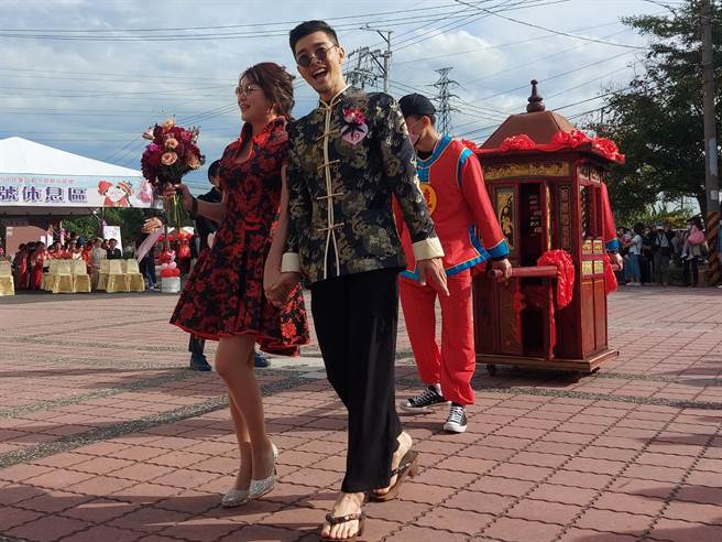 台中市市民暨公教人員聯合婚禮27日在大肚「磺溪書院」舉行，60對新人在古色古香的百年書院結婚，現場喜氣洋洋。（陳淑芬攝）