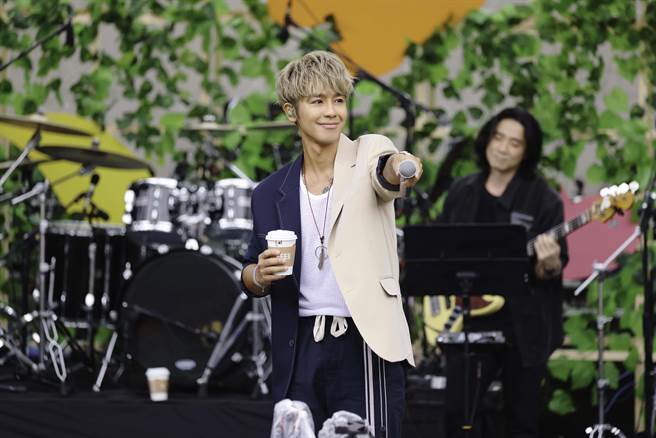 鼓鼓得知有歌迷大老遠從台南來看他演出，他也開心回送對方咖啡。（相信音樂提供）