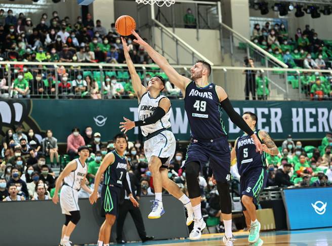 蒋淯安的上篮遭到海神洋将库萨斯火锅伺候。(T1联盟提供)