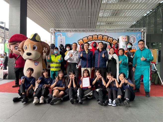 桃园市政府消防局第一救灾救护大队27日于八德置地生活广场举办110年度加强防范一氧化碳中毒宣导。（桃园市政府消防局提供／陈梦茹桃园传真）