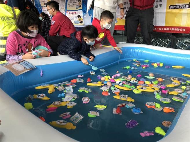 该次防灾宣导活动主要以防范一氧化碳中毒相关知识为主轴，搭上当下最夯鱿鱼游戏话题，融入夜市游戏，设计出一系列相关亲子闯关活动。（桃园市政府消防局提供／陈梦茹桃园传真）