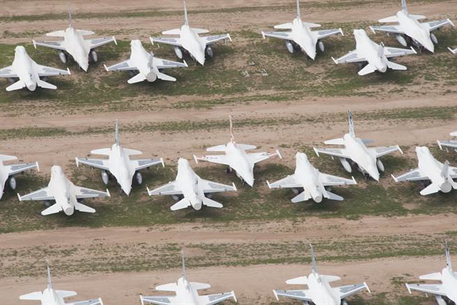 美空军2021财年削减120架军机，不过战机和轰炸机总数仍维持在2300架左右。图为「飞机坟场」（Boneyard）中的退役美军F-16。（图／DVIDS）