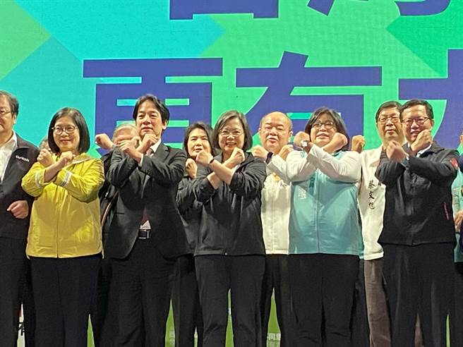 蔡英文总统、副总统赖清德、嘉义市立委王美惠、桃园市长郑文灿高喊「四个不同意，台湾更有力」。（廖素慧摄）摄