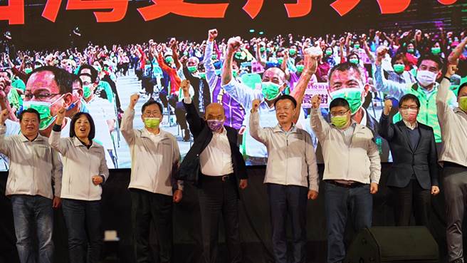 行政院长苏贞昌、嘉义县长翁章梁、立委蔡易余、陈明文高喊「四个不同意，台湾更有力」。（廖素慧摄）