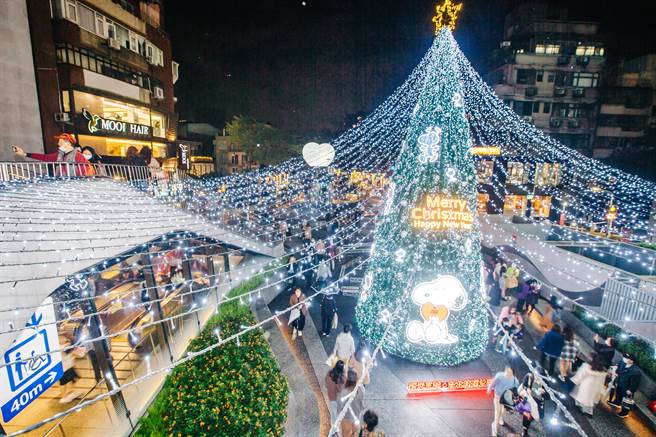 「臺北最High新年城-2022跨年活动」27日在中山区心中山线形公园率先登场，森林系市集进驻充满文青气息的线形公园林荫下，贩售植栽、花艺、花器、小农等相关商品，臺北市政府观光传播局以「勇敢呼吸」为主题，在心中山线形公园装置灯饰，下午6点时点灯，提供惬意又文青的气氛及最好拍的网美朝圣地。(郭吉铨摄)