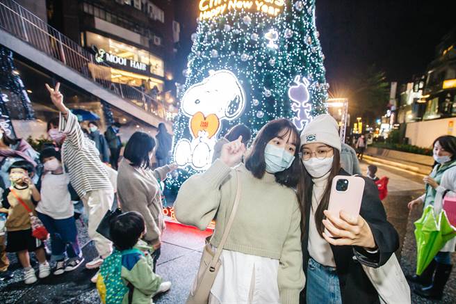臺北市政府观光传播局以「勇敢呼吸」为主题，在心中山线形公园装置灯饰，下午6点时点灯，提供惬意又文青的气氛及最好拍的网美朝圣地。(郭吉铨摄)