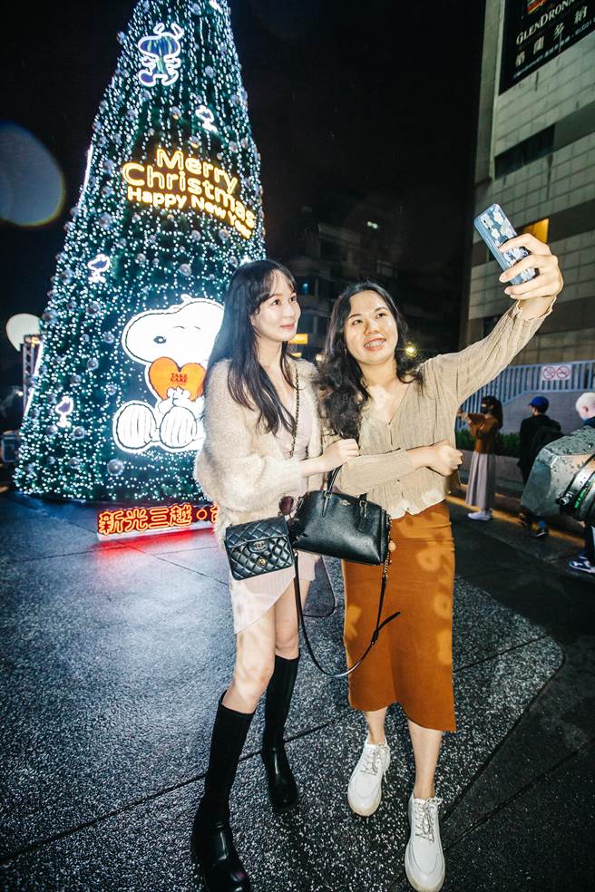 下午6点时点灯，提供惬意又文青的气氛及最好拍的网美朝圣地。(郭吉铨摄)