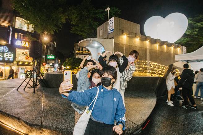 臺北市政府观光传播局以「勇敢呼吸」为主题，在心中山线形公园装置灯饰，下午6点时点灯，提供惬意又文青的气氛及最好拍的网美朝圣地。(郭吉铨摄)